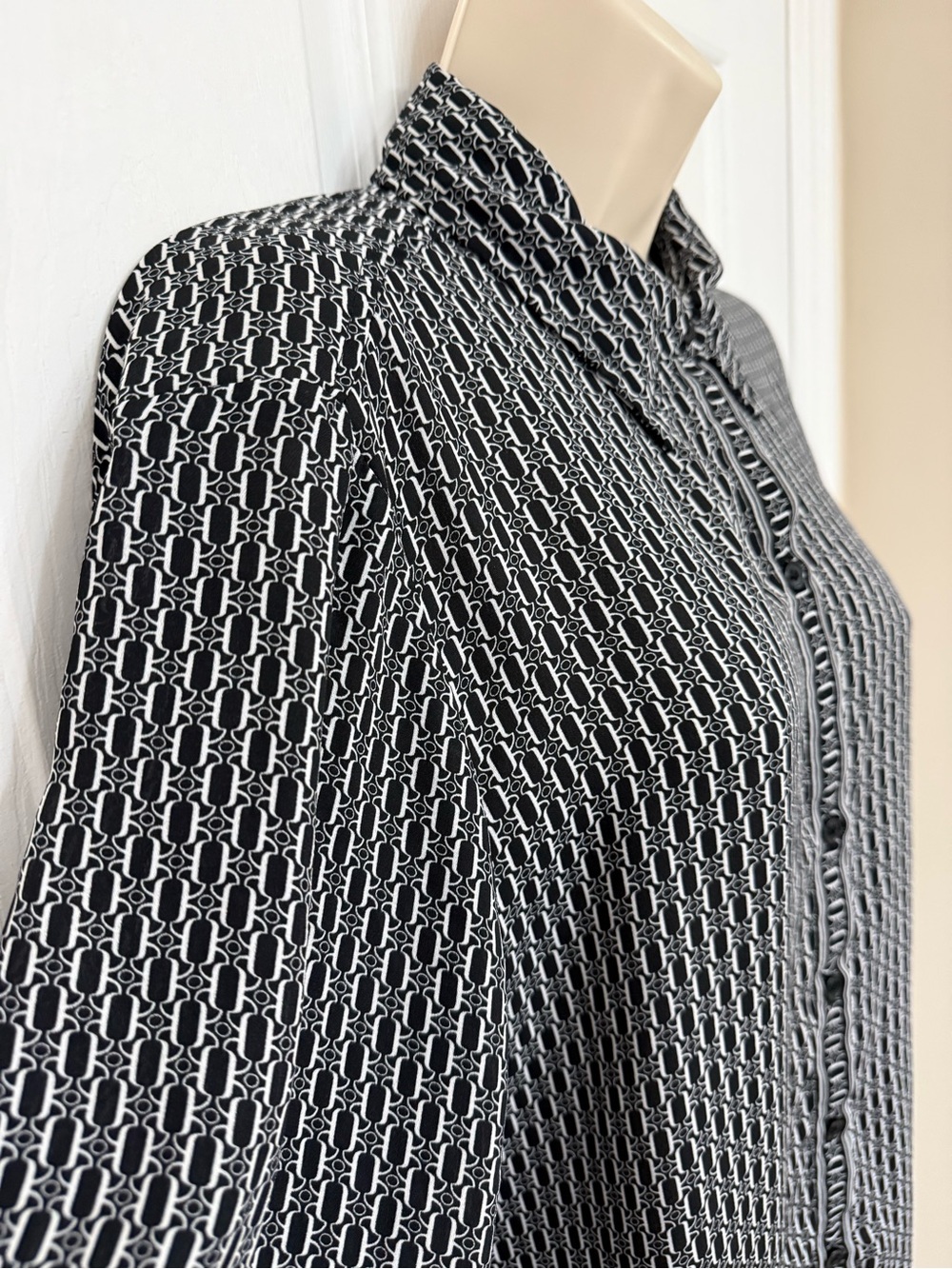 Max Studio London Geometric Print Button Front Blouse 1X Black White Relaxed - Picture 6 of 14